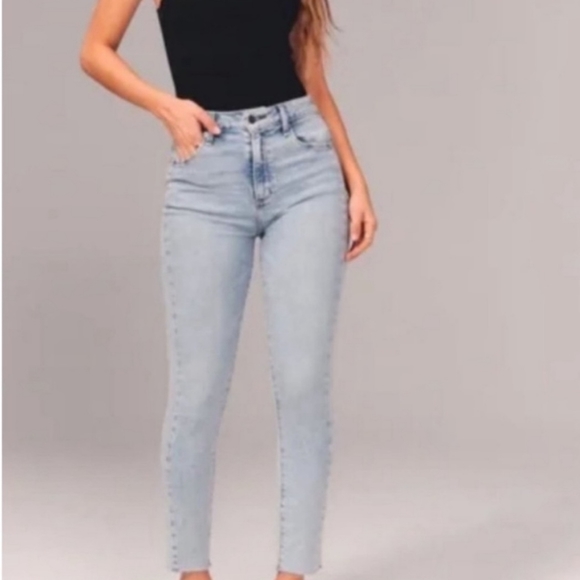 Abercrombie & Fitch The Skinny High Rise Curve Love Short Jeans - Picture 1 of 5
